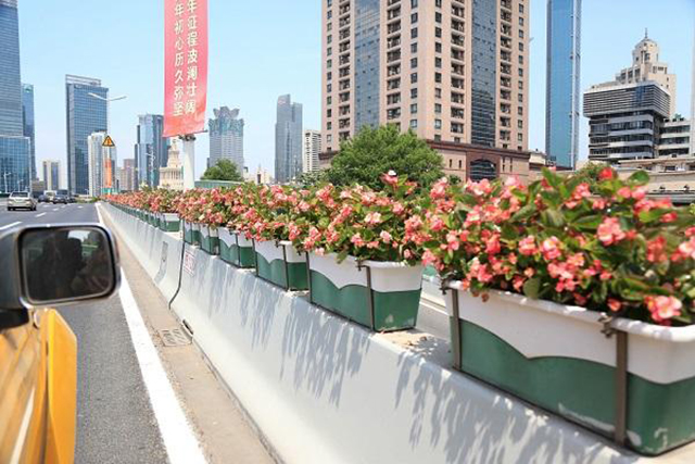 高架玻璃钢花箱：让道路桥梁绿化工程焕发新生